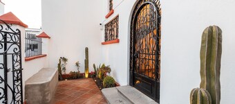 Central House with 4 Bedrooms and Parking