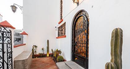 Central House with 4 Bedrooms and Parking