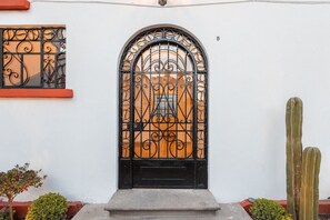 Exterior detail - Central House with 4 Bedrooms and Parking (Puebla)