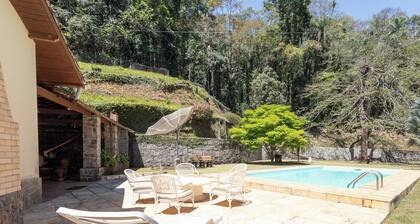 S tio Rodeado de Verde c Piscina e Churrasqueira