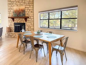 Dining - Lakeside Escape + Boat Dock, Kayaks, Game Room! (Horseshoe Bay)