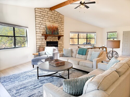 Lakeside Escape + Boat Dock, Kayaks, Game Room!