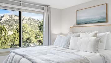 2 Schlafzimmer, Schreibtisch, Bügeleisen/Bügelbrett, Reisekinderbett