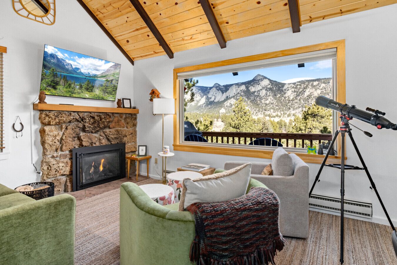 Smart-TV, Kamin, Bücher