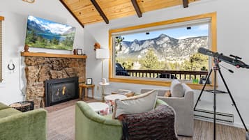 Smart-TV, Kamin, Bücher