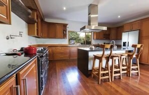 Mikrobølgeovn, ovn, kokeplater og oppvaskmaskin