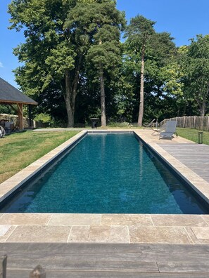 A heated pool - Château de Marigny - Piscine Privée, 8000m2 Jardin (Alexain)