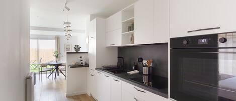 Réfrigérateur, micro-ondes, four, lave-vaisselle