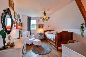 Tabla de planchar con plancha, wifi gratis y ropa de cama 