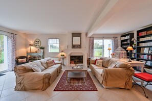 Televisión, reproductor de DVD y estéreo 