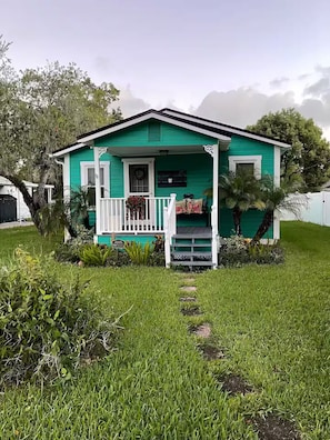 Exterior - The Cottage in Winter Garden Sleeps 5 (Winter Garden)