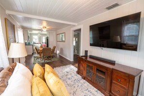 Living area - The Cottage in Winter Garden Sleeps 5 (Winter Garden)