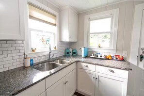 Private kitchen - The Cottage in Winter Garden Sleeps 5 (Winter Garden)