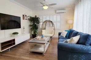 Living area - Spacious Coastal Townhouse - Walk to Beach! (West Palm Beach)