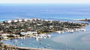 Une ville côtière dotée d’un port de plaisance rempli de bateaux, d’immeubles résidentiels et d’un pont.