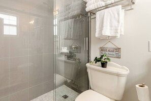 Douche, serviettes fournies, papier toilette