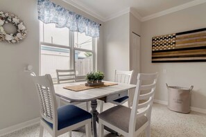 Dining - Coastal Village Townhouse 2.4 miles to Beach (North Palm Beach)
