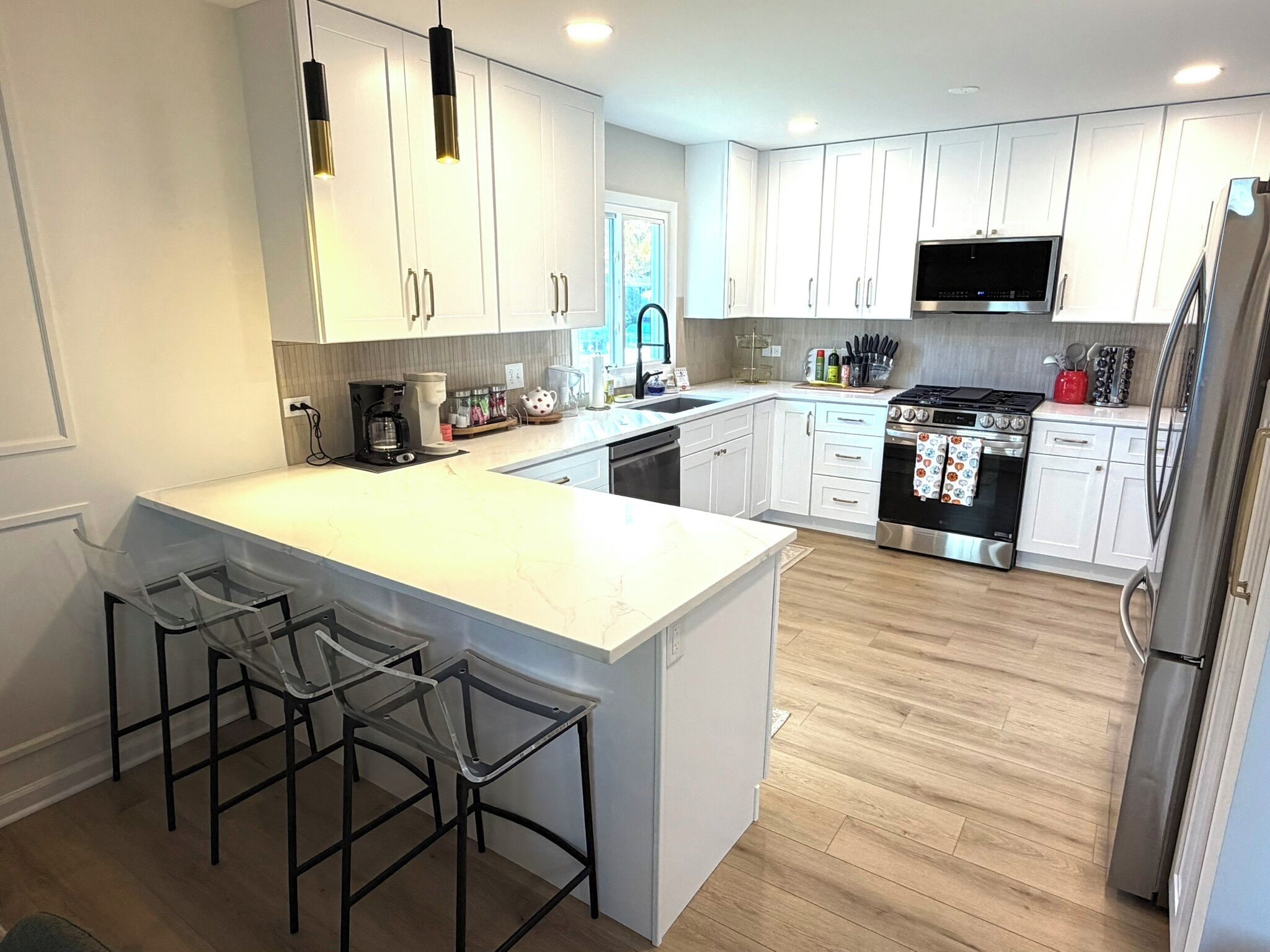 Réfrigérateur, micro-ondes, four, plaque de cuisson