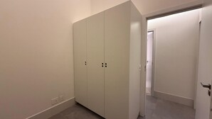 A hallway with a large wardrobe and a door leading to another room. - Noroeste design comfort and charm (Brasília)