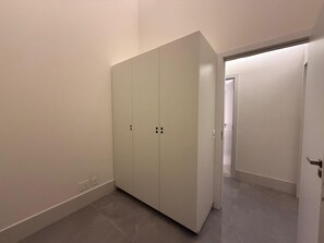 A hallway with a large wardrobe and a door leading to another room. - Noroeste design comfort and charm (Brasília)