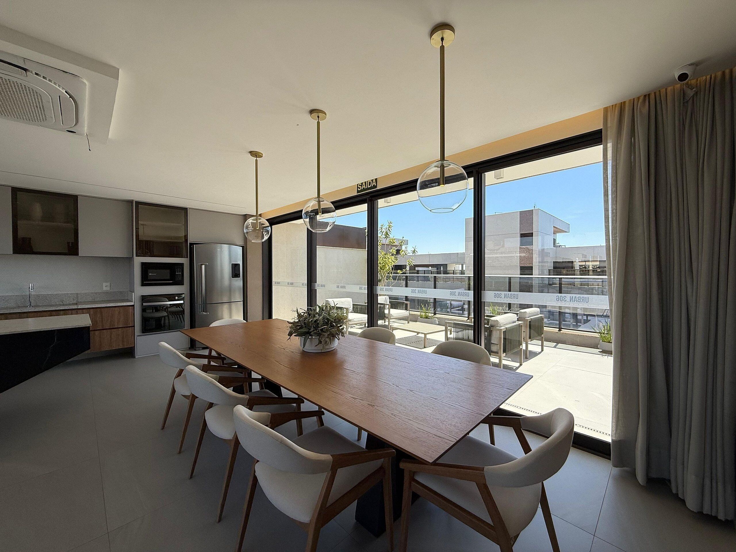 Una cocina moderna con comedor, ventanas amplias y vistas a la ciudad.