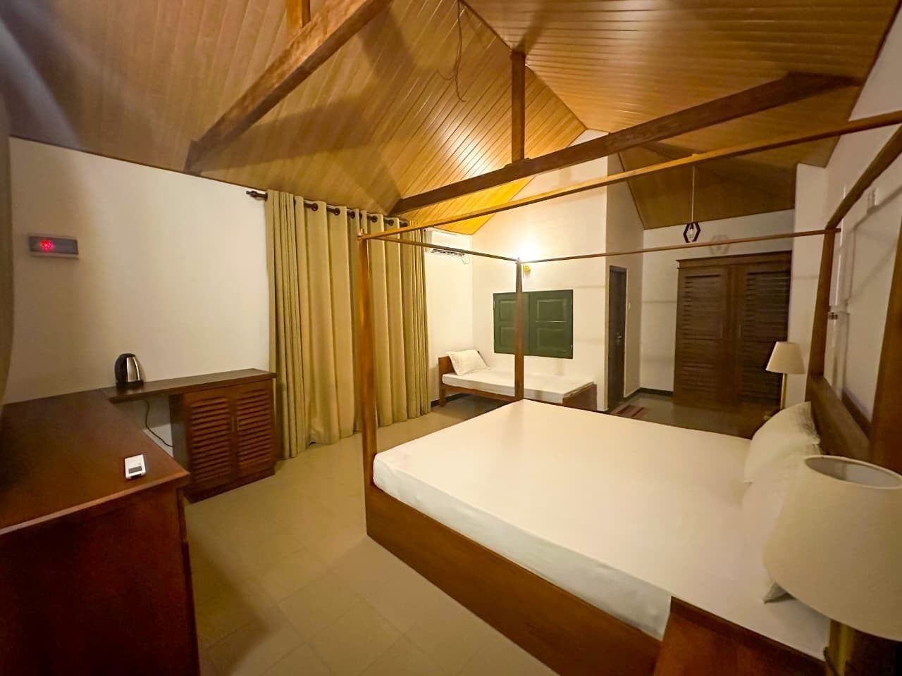 Deluxe Triple Room, Garden View | Meja, seterika/papan seterika, Wi-fi percuma, akses kerusi roda 