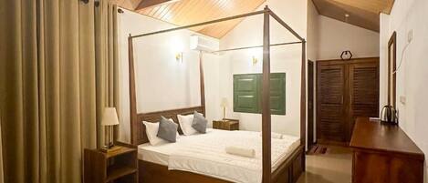 Escritorio, tabla de planchar con plancha, wifi gratis