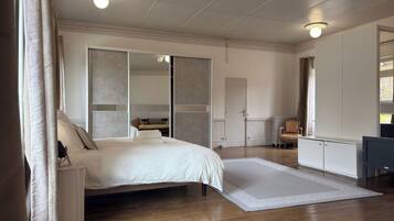 3 soverom, skrivebord, strykejern/-brett og wi-fi