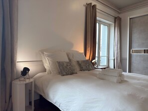 Escritorio, tabla de planchar con plancha, wifi y ropa de cama