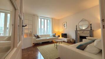 Televisie en een open haard