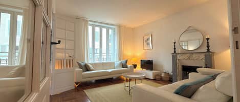 TV, fireplace