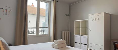 Desk, iron/ironing board, WiFi, bed sheets