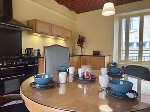 Microwave, oven, dishwasher, coffee/tea maker