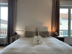 4 habitaciones, escritorio, tabla de planchar con plancha y wifi 