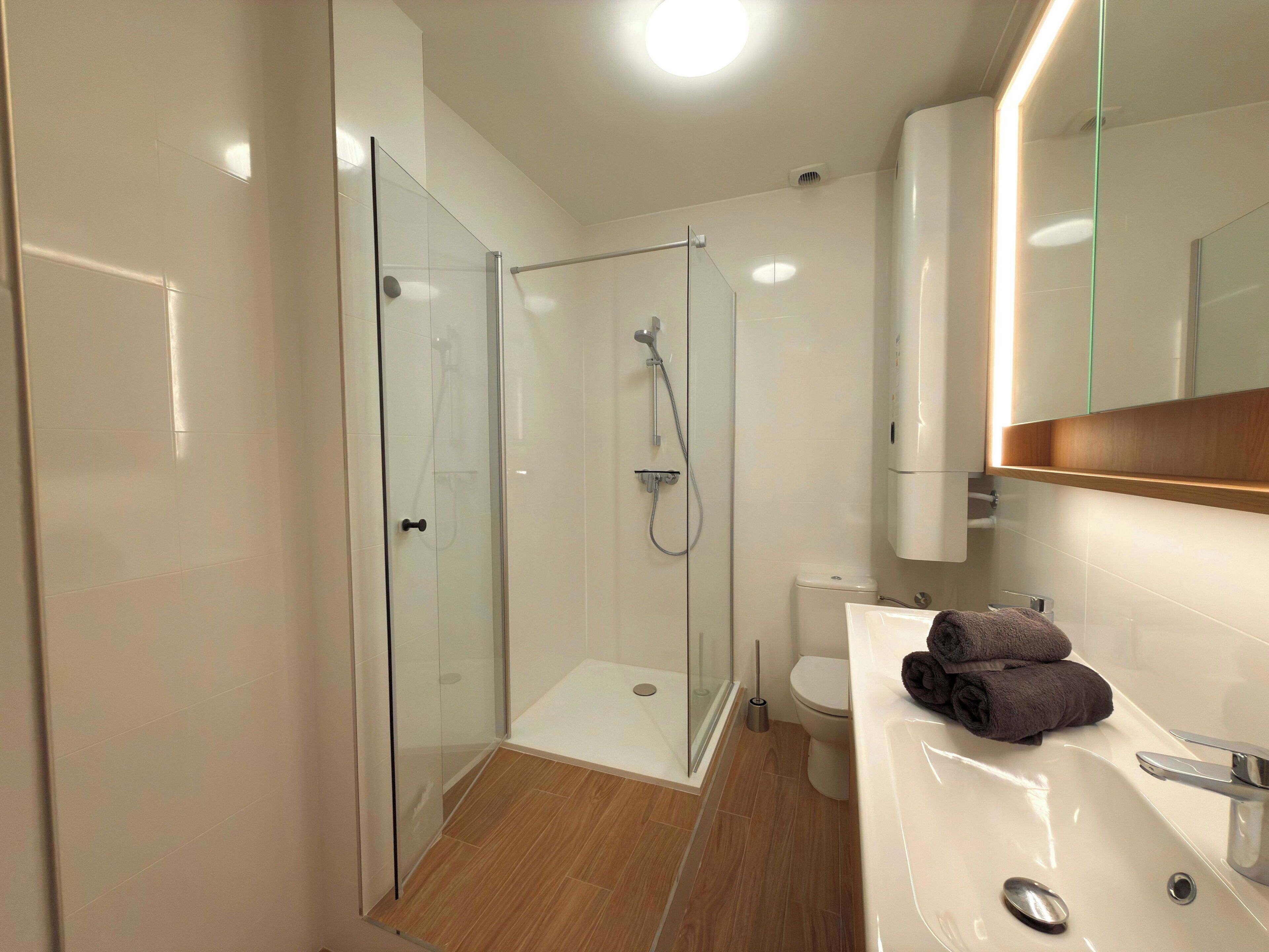 Een douche, een haardroger, handdoeken