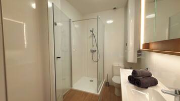 Een douche, een haardroger, handdoeken