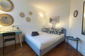 Tabla de planchar con plancha, wifi, ropa de cama