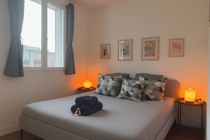 Tabla de planchar con plancha, wifi, ropa de cama