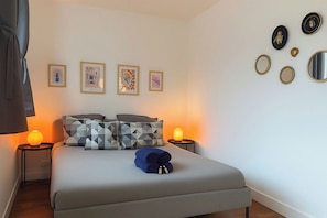 Tabla de planchar con plancha, wifi y ropa de cama 