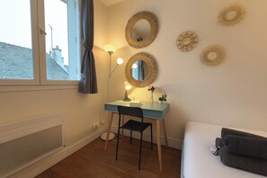 Tabla de planchar con plancha, wifi y ropa de cama 