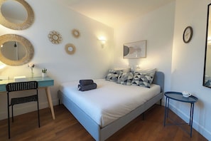 Tabla de planchar con plancha, wifi y ropa de cama 