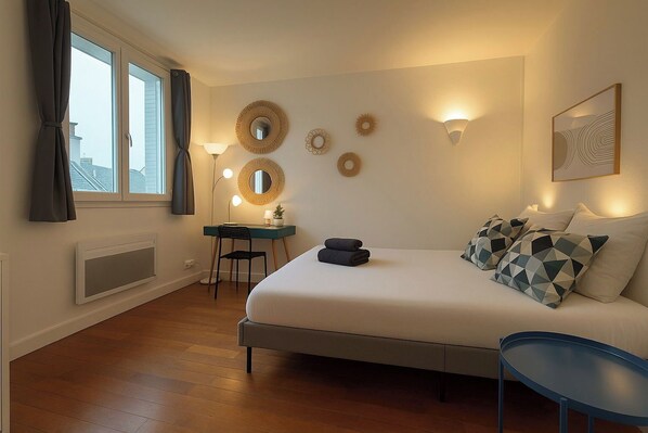 Tabla de planchar con plancha, wifi y ropa de cama 