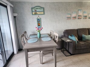 Dining - Coastal Paradise 2B/2B with the beach atmosphere you want at Hilton Head! (Hilton Head Island)