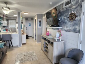TV - Coastal Paradise 2B/2B with the beach atmosphere you want at Hilton Head! (Hilton Head Island)