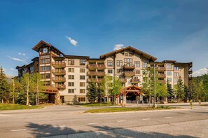 Exterior - Updated Ski Access 1BR Copper Mountain Condo, Cozy King Bed,Views, Hot Tub (Copper Mountain)