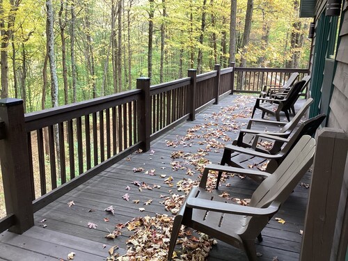 Beautiful 2 bedroom house with modern conveniences in peaceful, serene setting.