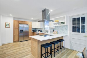 ثلاجة، ميكروويف، فرن، موقد طهي مسطح