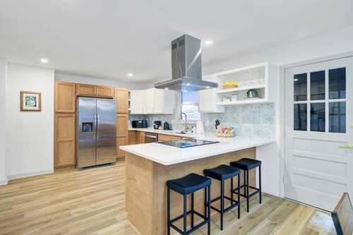 4 bedroom house in Summerville perfect for family, business, group bookings!