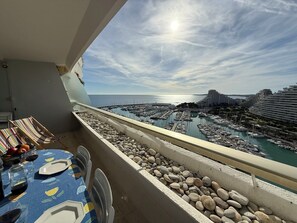 Outdoor dining - 06DJ - Apartment with sea view for 4 people - terrace (Villeneuve-Loubet)
