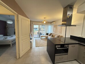 A modern apartment with a kitchen, a dining area, and a bedroom. - Cozy apartment in the heart of Nice (Nice)